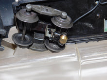 Load image into Gallery viewer, 1945 Lionel 463W Train Set Flying Shoe Pick Ups Boxes Runs great 1st Postwar set