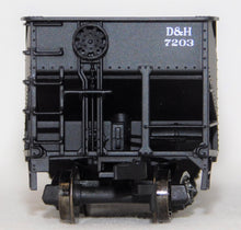 Load image into Gallery viewer, Atlas 1857 Two Bay Offset Side Hopper Delaware & Hudson #7203 Boxed HO Scale D&H