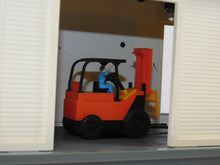 Load image into Gallery viewer, Lionel 6-12798 Lionelville Pipe Company Warehouse Oprtng Forklift Loader Station
