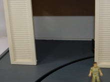 Load image into Gallery viewer, Lionel 6-12798 Lionelville Pipe Company Warehouse Oprtng Forklift Loader Station