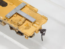 Load image into Gallery viewer, Walthers #48 Well Car assmbled weathered TT 70' Thrall Mtl Wheels HO Needs TLC