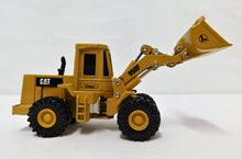 Load image into Gallery viewer, Lionel 6-17517 9823 Western Pacific Flatcar w/ ERTL Caterpillar Frontloader StdO