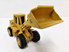 Load image into Gallery viewer, Lionel 6-17517 9823 Western Pacific Flatcar w/ ERTL Caterpillar Frontloader StdO