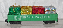 Load image into Gallery viewer, American Flyer C-2009 Texas & Pacific gondola w/ Christmas presents load Pikemaster TP