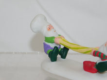 Load image into Gallery viewer, Department 56 #56.56854 Don&#39;t Let Go! North Pole Serie Taffy Elves Christmas D56
