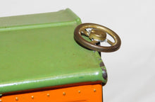 Load image into Gallery viewer, Lionel 513 Standard gauge Cattle Car Orange Green Very Nice Clean 1927-38 Prewar
