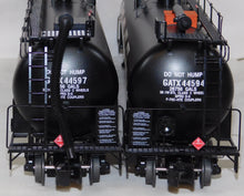 Load image into Gallery viewer, Lionel 6-31718 Southern Pacific Tank Train Oil Can GATX Tank Set 2 SD40T-2 + 8 tank cars
