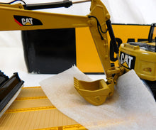 Load image into Gallery viewer, MTH 20-98682 Caterpillar Premier 60&#39; Flat Car w/(2) CAT M316D wheel excavator loaders
