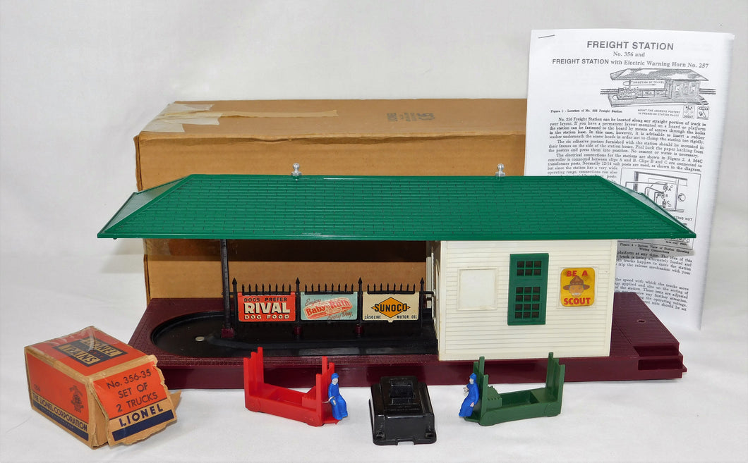 Lionel 356 Operating Freight Station w/ red & green carts boxed and complete