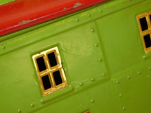 Load image into Gallery viewer, Lionel 517 Standard gauge Caboose Pea Green Red 1932 COPPER journals LIGHTED
