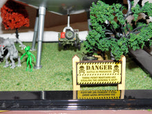 Load image into Gallery viewer, Menards 279-8287 War of the Worlds ARMY vs. UFO Aliens Flying Saucer Jeep Ogauge
