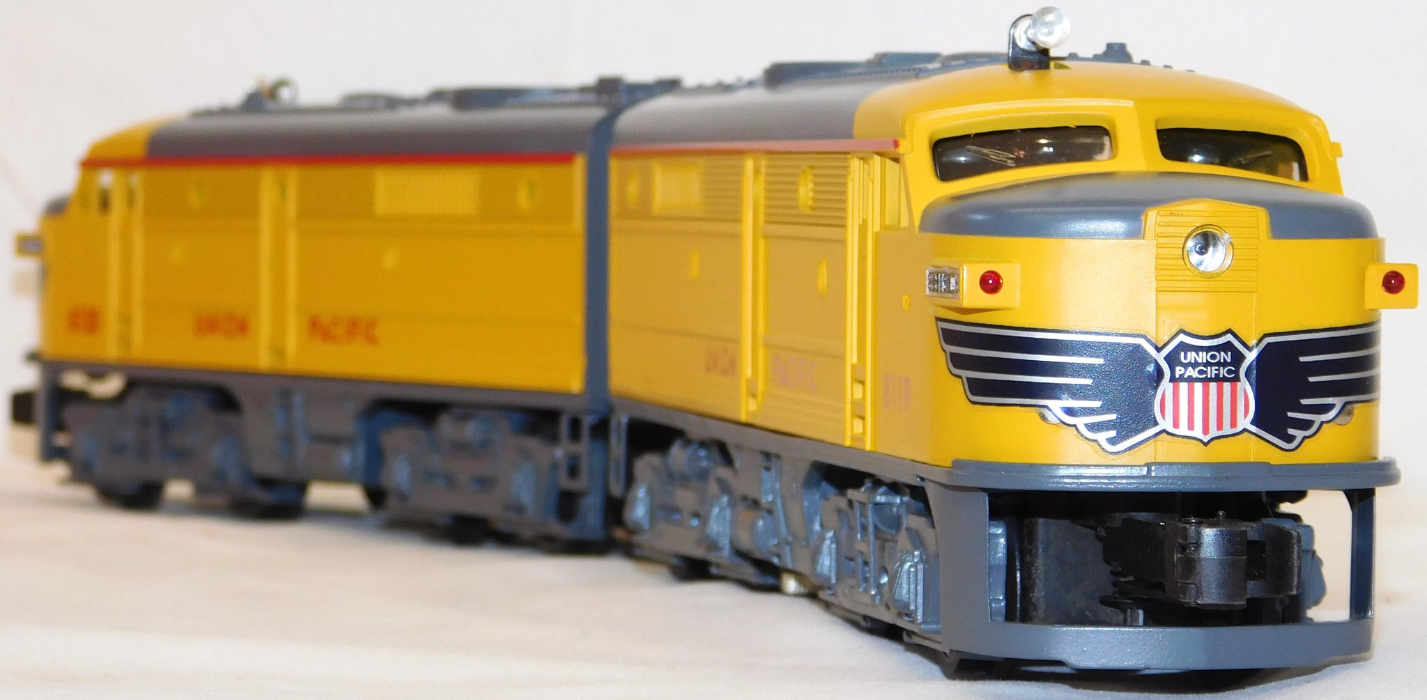 Lionel 6-18119 Union Pacific FA-2 Diesel Alco AA Set +Horn Pullmor Mag ...