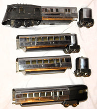 Load image into Gallery viewer, Lionel Prewar FLYING YANKEE set 616 617x2 618 Chrme articulated streamliner Runs
