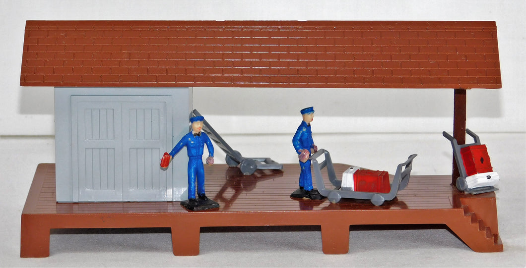 Plasticville USA Station Loading Platform w/ Figures & luggage assembled O & S