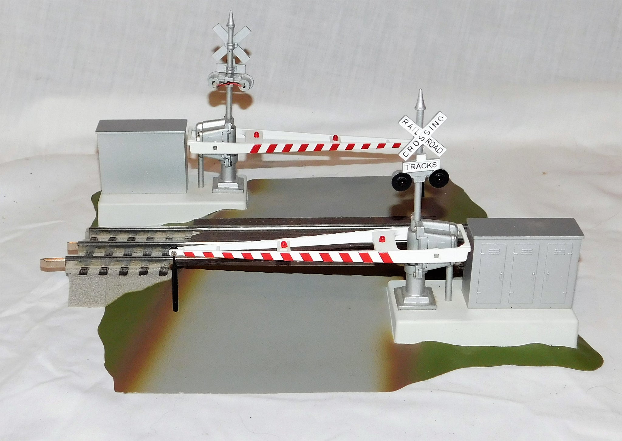thumbnail image 2 of N Scale Model Railroad Crossing Signal Set – 2x Gates With Flashers, Brass, Pre-built (#NS42) 2 of 6