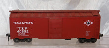 Load image into Gallery viewer, Atlas O gauge 40692 Texas &amp; Pacific Steel Sided Boxcar T&amp;P C-6 Fixed KC brown

