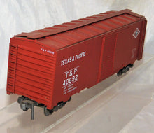 Load image into Gallery viewer, Atlas O gauge 40692 Texas &amp; Pacific Steel Sided Boxcar T&amp;P C-6 Fixed KC brown
