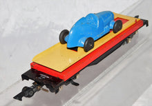 Load image into Gallery viewer, American Flyer 715 Unloading flatcar w/original Tootsietoy Blue Racer Works &#39;52
