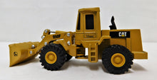 Load image into Gallery viewer, Lionel 6-17517 9823 Western Pacific Flatcar w/ ERTL Caterpillar Frontloader StdO
