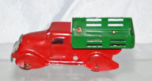 Load image into Gallery viewer, Marx Trains #562 Flatcar w/red &amp; green stake truck 6&quot; tinplate WOOD wheels ORIGINAL
